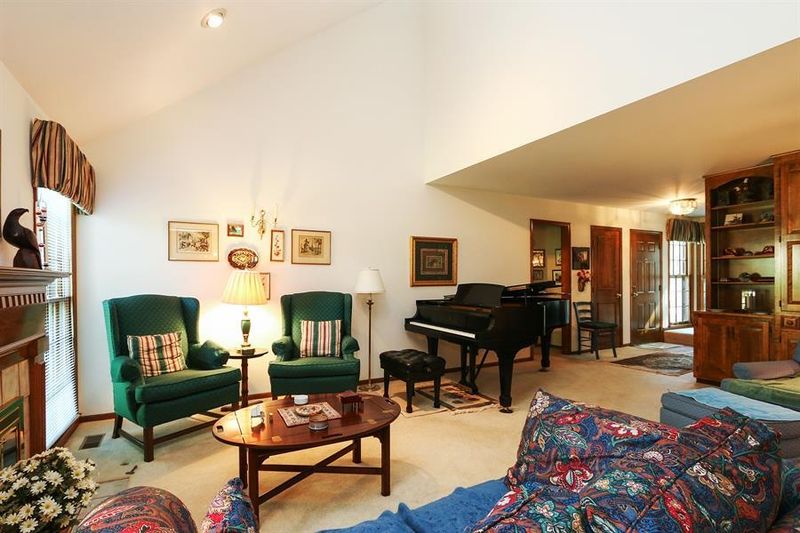 9134 W 102nd Ter, Overland Park, KS 66212