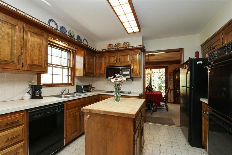 9134 W 102nd Ter, Overland Park, KS 66212