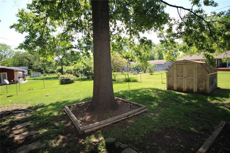 1627 W 21st St, Lawrence, KS 66046