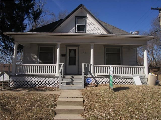 911 N 6th St, Atchison, KS 66002