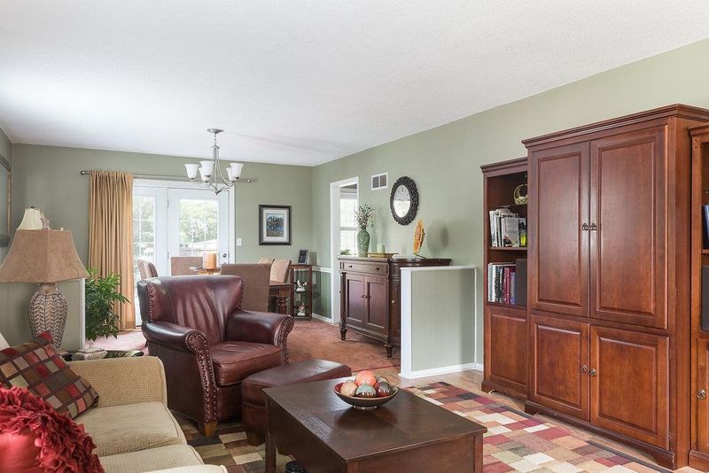 9623 Perry Ln, Overland Park, KS 66212