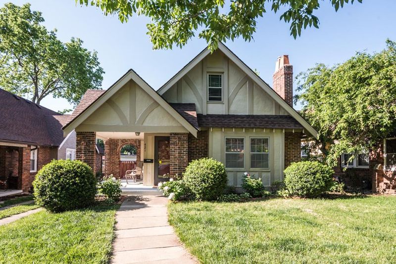 421 E 62nd St, Kansas City, MO 64110