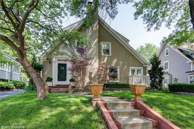 24 E 69th St, Kansas City, MO 64113