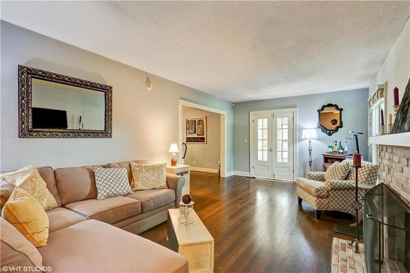 24 E 69th St, Kansas City, MO 64113