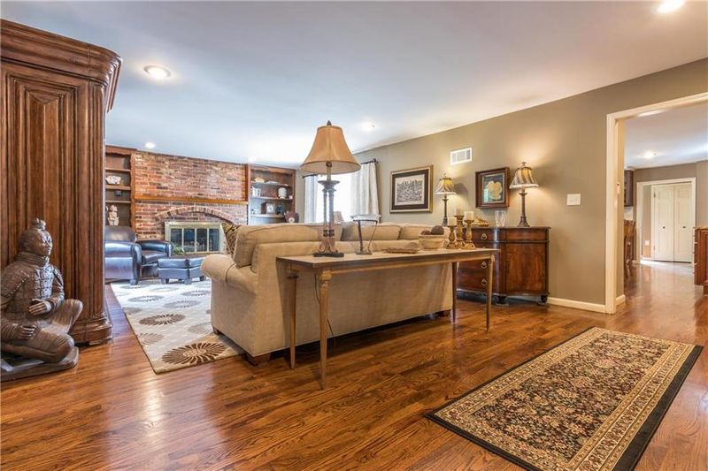 608 E 101st Ter, Kansas City, MO 64131