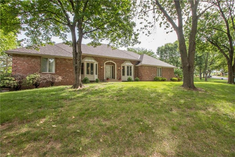 608 E 101st Ter, Kansas City, MO 64131