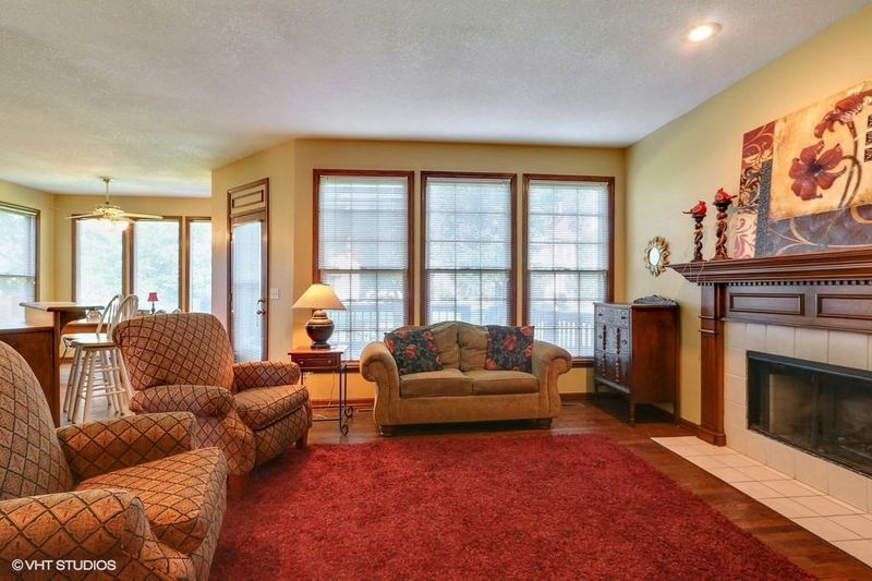 11608 Barton St, Overland Park, KS 66210