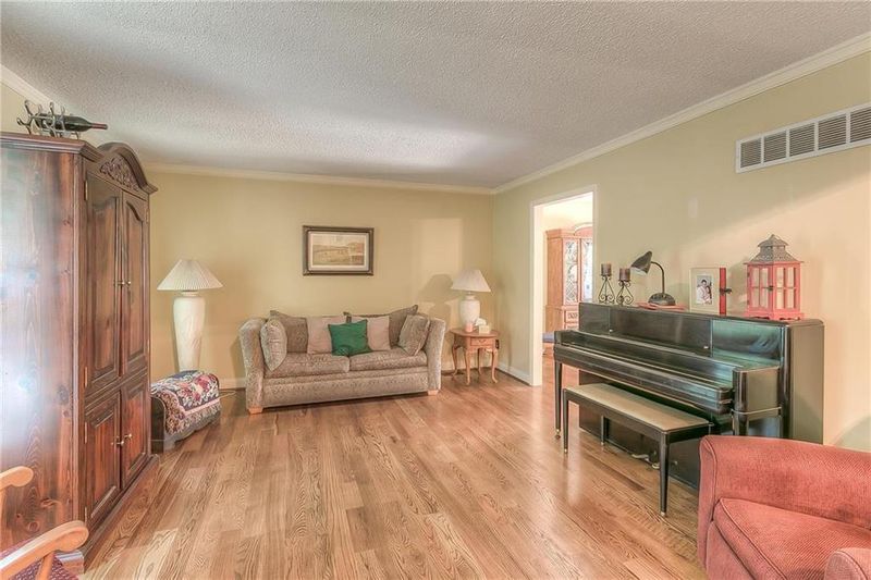 11815 Harrison Dr, Kansas City, MO 64131