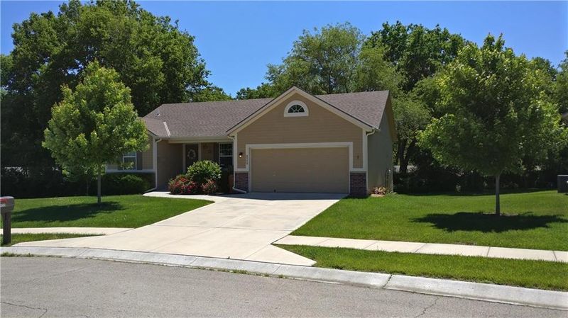 4725 E 136th Ct, Grandview, MO 64030