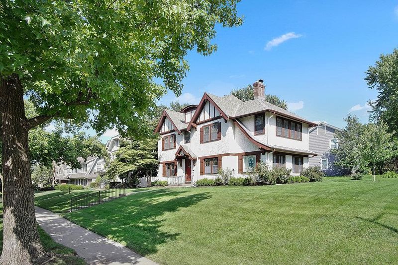 6931 Edgevale Rd, Kansas City, MO 64113
