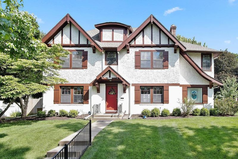 6931 Edgevale Rd, Kansas City, MO 64113