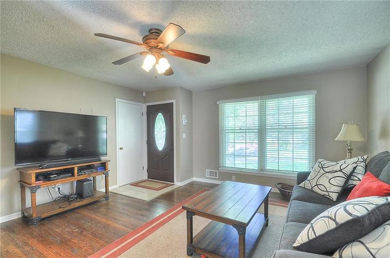 5245 Delaware St, Kansas City, MO 64133