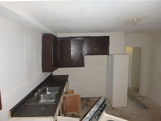 622 SW 8th St, Topeka, KS 66603