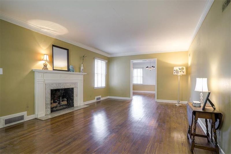 6810 Locust St, Kansas City, MO 64131