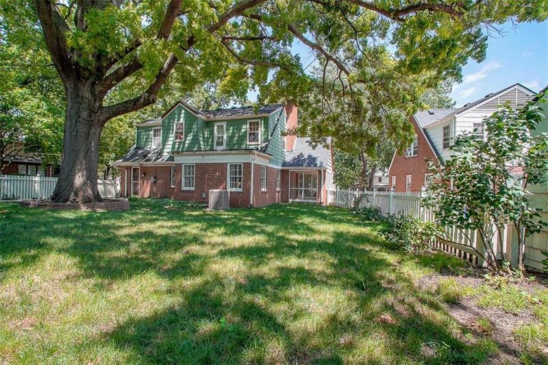 6810 Locust St, Kansas City, MO 64131