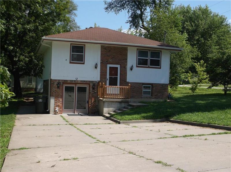 605 Carol St, Lansing, KS 66043