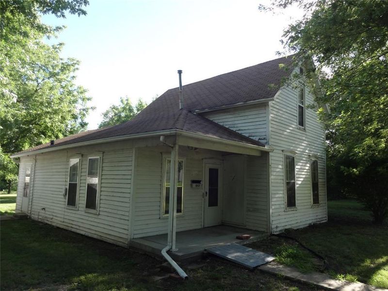 1007 Kickapoo St, Hiawatha, KS 66434