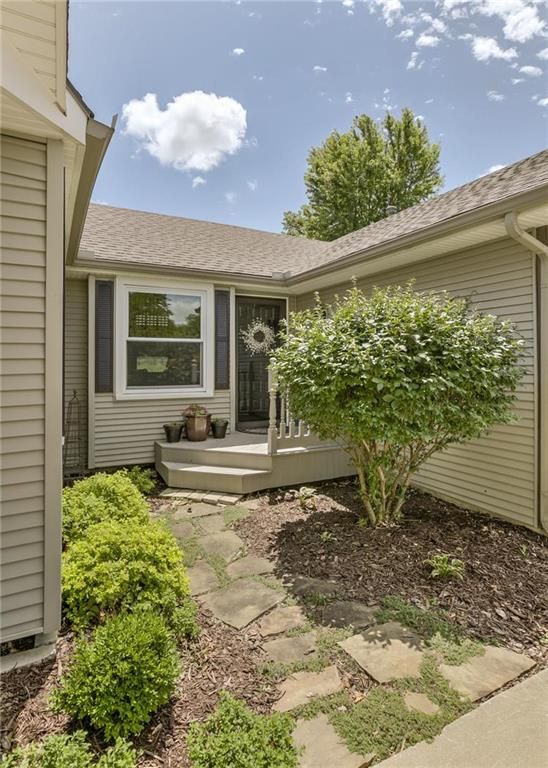 9045 Oakcrest Dr, Lenexa, KS 66227