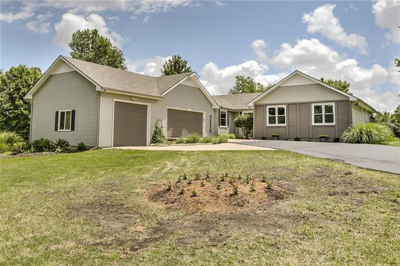 9045 Oakcrest Dr, Lenexa, KS 66227