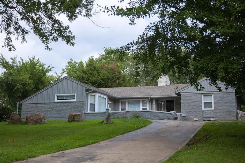 7101 Harecliff Dr, Kansas City, MO 64133