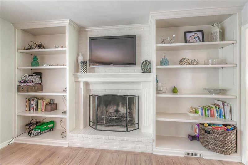 9937 Mcgee St, Kansas City, MO 64114