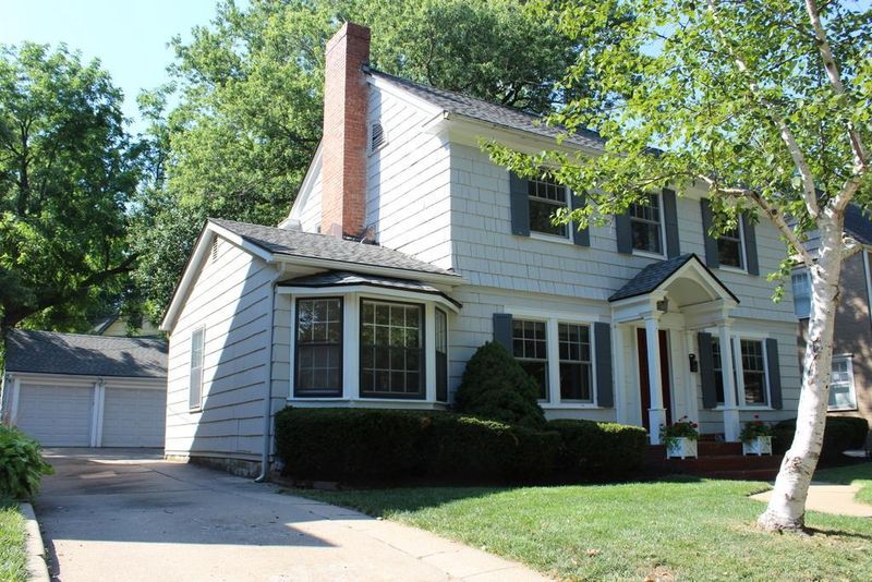 6836 Edgevale Rd, Kansas City, MO 64113