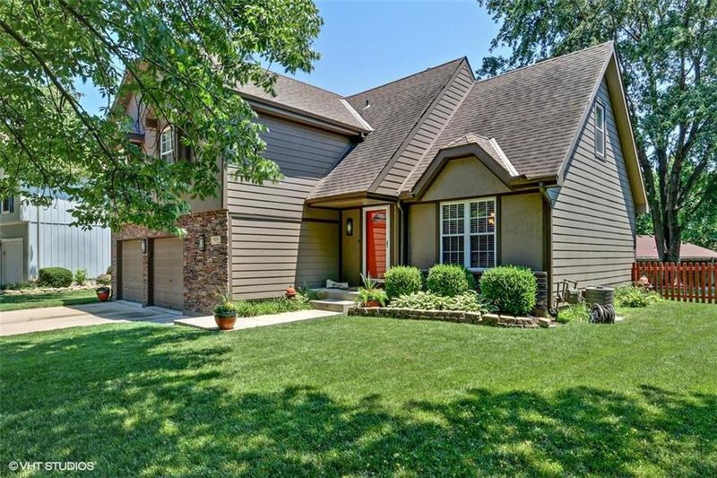 9105 W 117th Ter, Overland Park, KS 66210