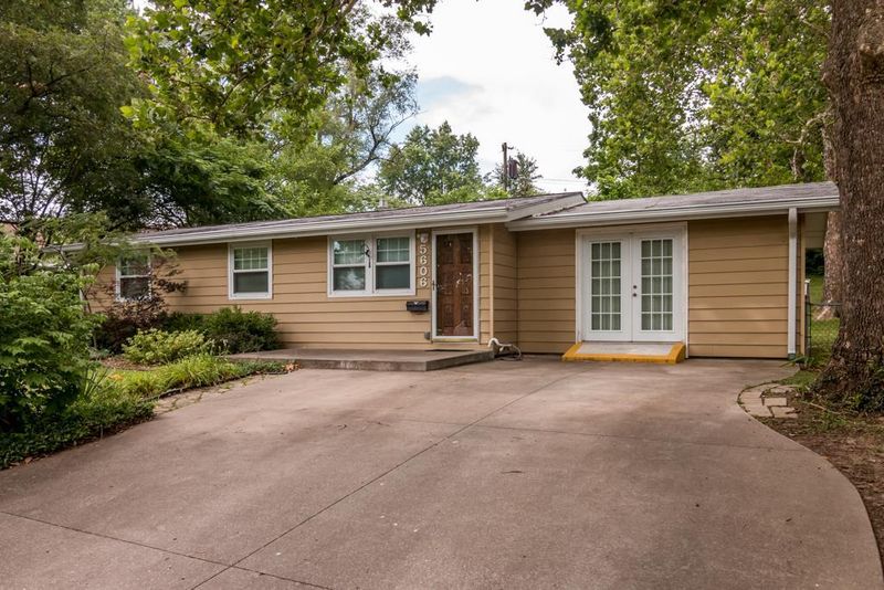 5606 N Euclid Ave, Gladstone, MO 64118