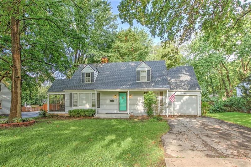6940 Dearborn St, Overland Park, KS 66204
