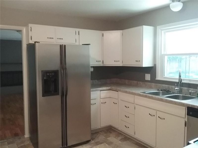 9011 E 52nd St, Kansas City, MO 64133
