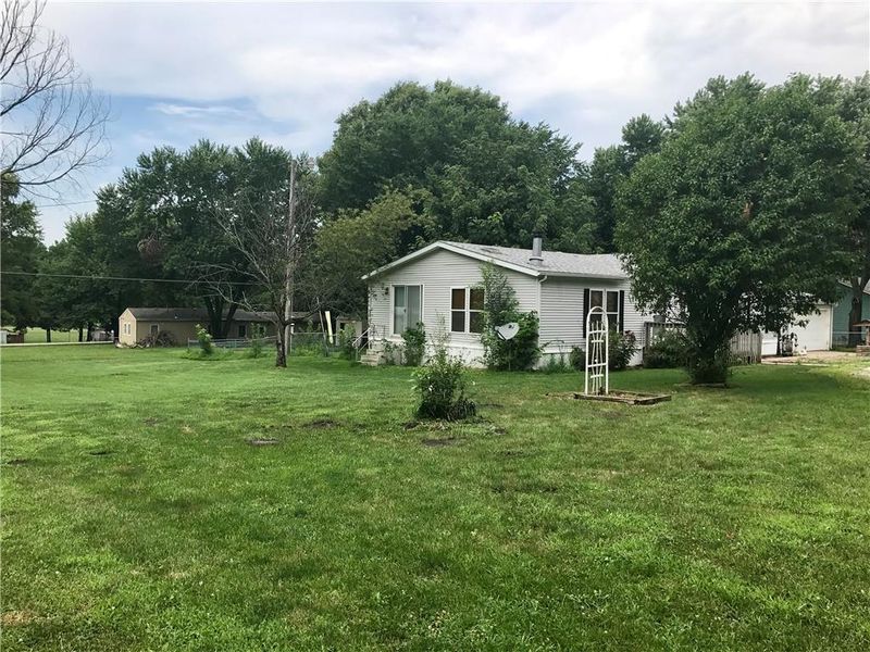 1302 N Ward Rd, Raymore, MO 64083