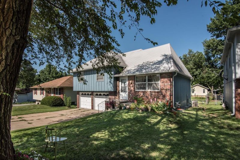 3732 NE Prather Rd, Kansas City, MO 64116