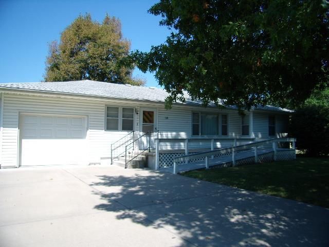 108 N 4th St, Gower, MO 64454
