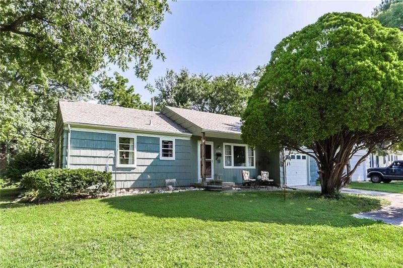 6106 W 75th St, Overland Park, KS 66208