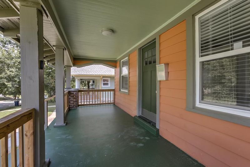 5423 Tracy Ave, Kansas City, MO 64110