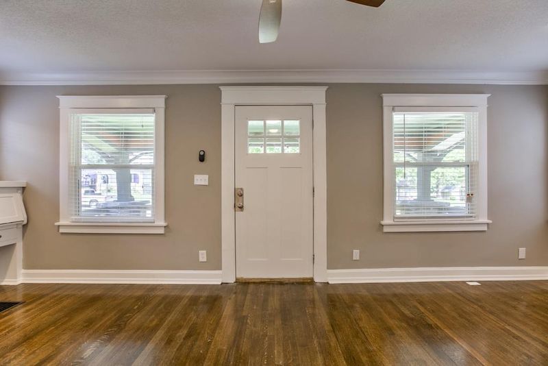 5423 Tracy Ave, Kansas City, MO 64110