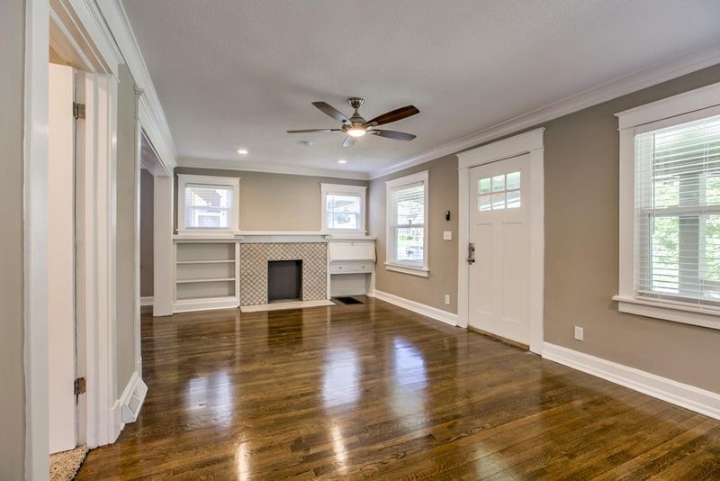 5423 Tracy Ave, Kansas City, MO 64110