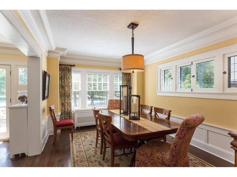 6 Morningside Dr, Kansas City, MO 64113