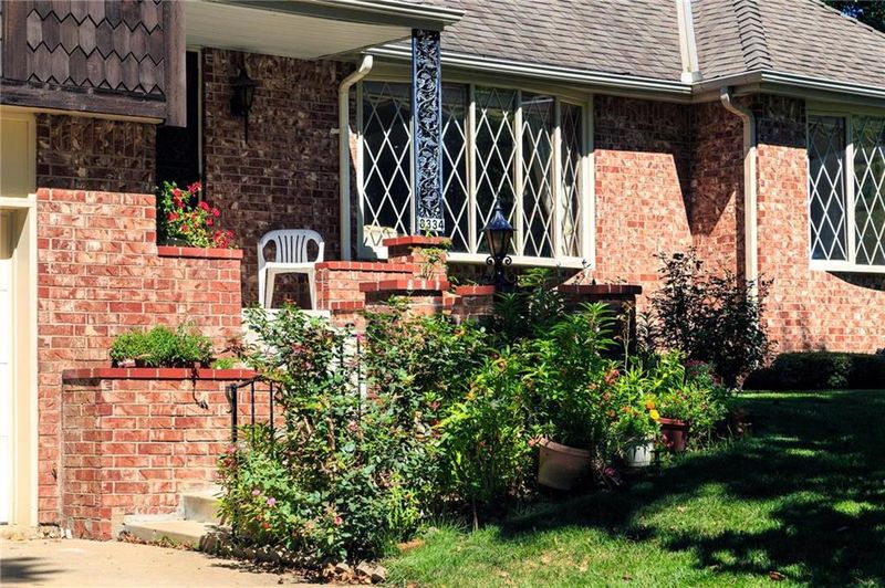 8334 Cherry St, Kansas City, MO 64131