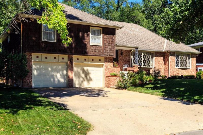 8334 Cherry St, Kansas City, MO 64131
