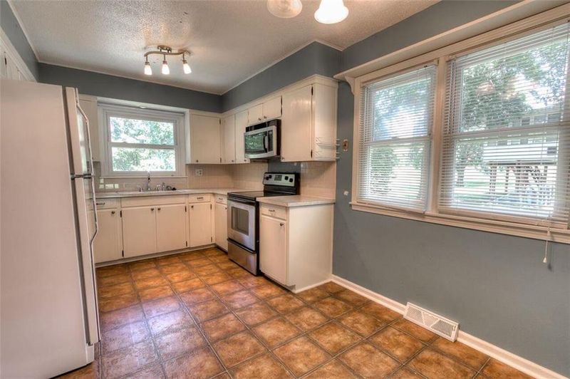 2012 NE 34th Pl, Kansas City, MO 64116