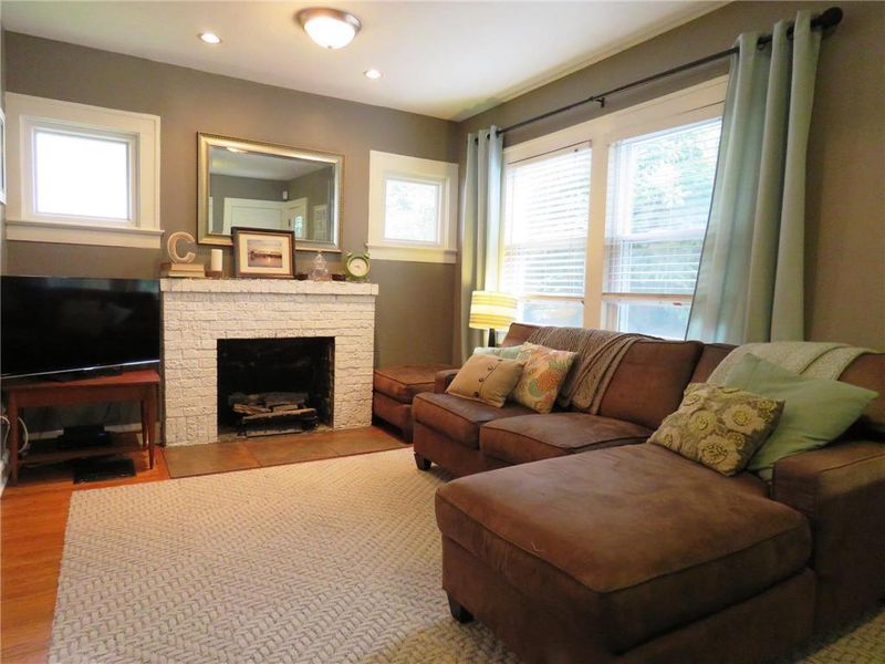 710 E 54th Ter, Kansas City, MO 64110