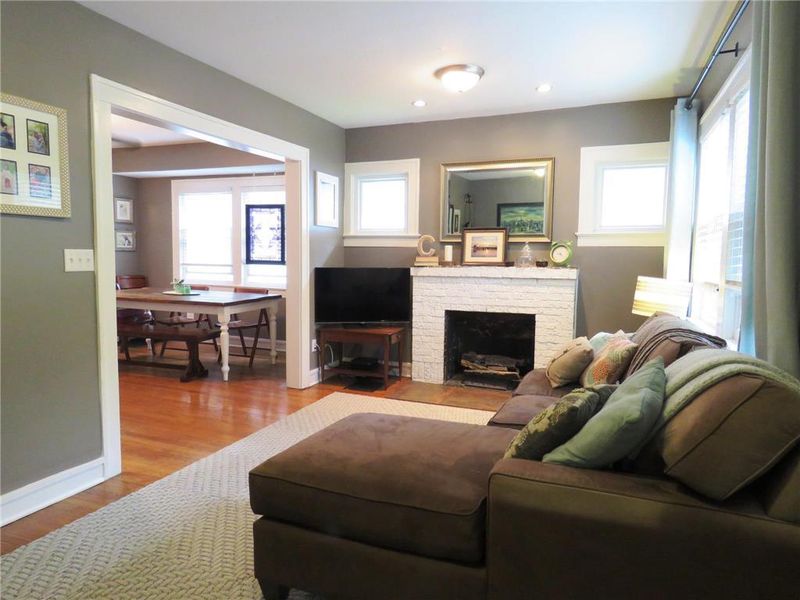 710 E 54th Ter, Kansas City, MO 64110