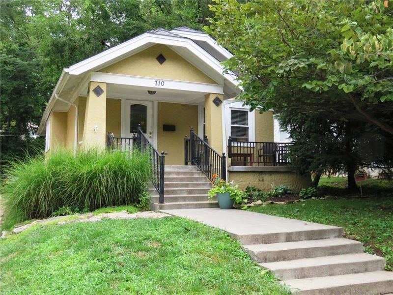 710 E 54th Ter, Kansas City, MO 64110