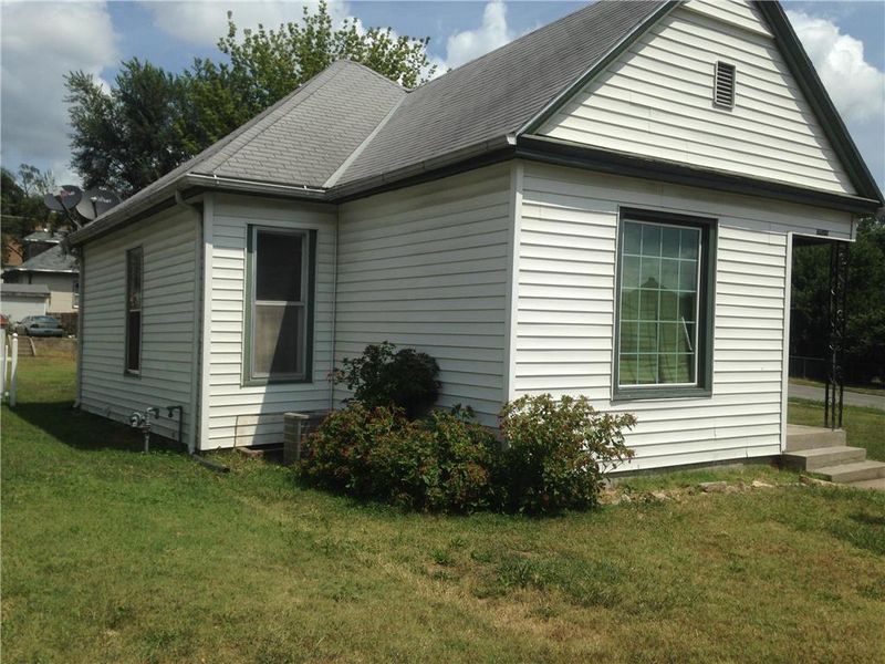 1515 Olive St, St Joseph, MO 64503