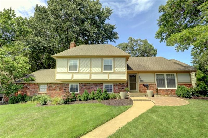 9642 Beverly St, Overland Park, KS 66207