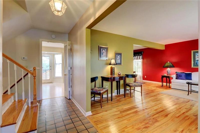 9642 Beverly St, Overland Park, KS 66207
