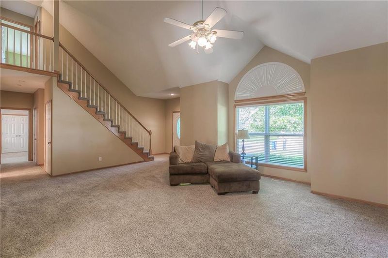 305 Bradford Ln, Belton, MO 64012