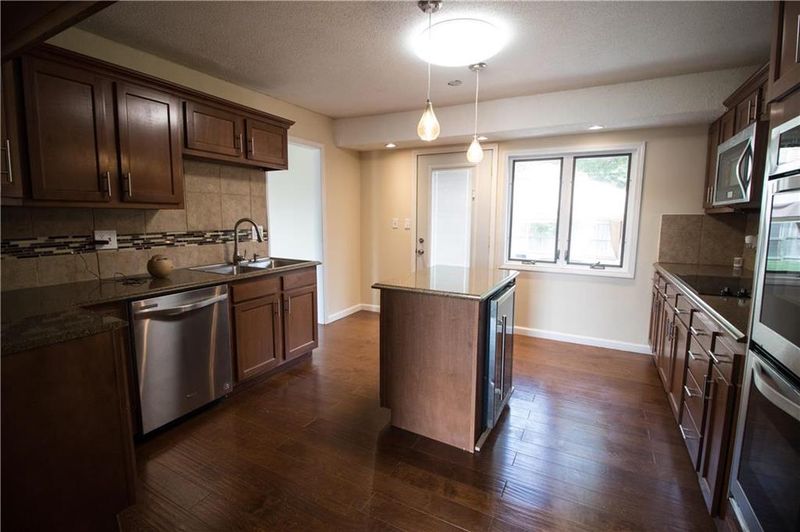 6800 E 129th St, Grandview, MO 64030