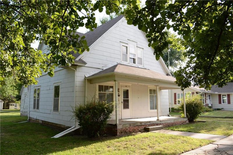 226 E 1st Ave, Garnett, KS 66032